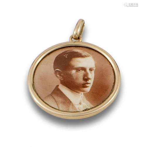 18 kt rose gold photo holder pendant.