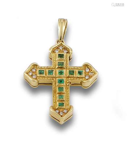 18 kt yellow gold cross pendant.