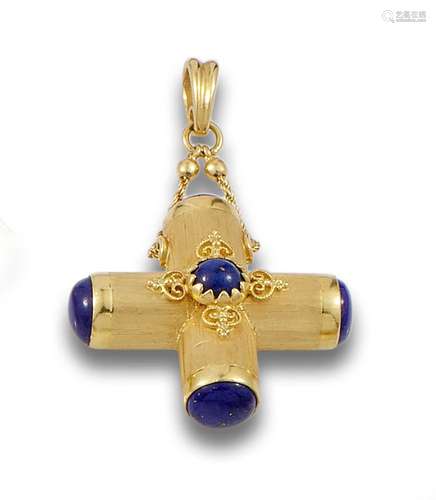 18 kt yellow gold cross pendant.