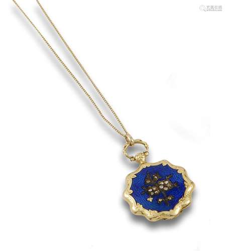 Antique locket pendant in 18 kt yellow gold.