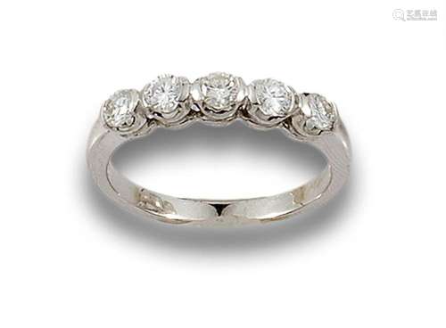 Cinquillo ring in 18 kt white gold.