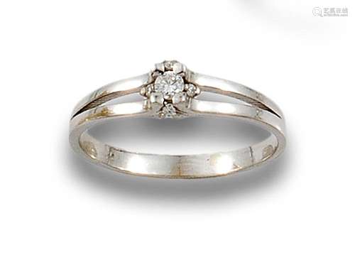 18 kt white gold solitaire ring.