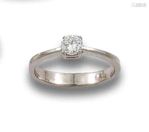 18 kt white gold solitaire ring.