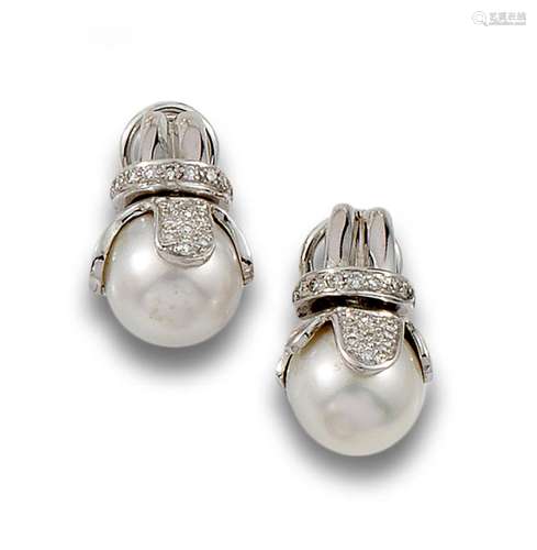 18 kt white gold earrings.