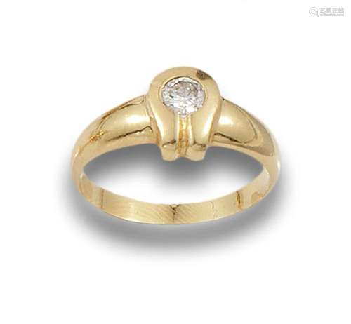 18 kt yellow gold solitaire ring.