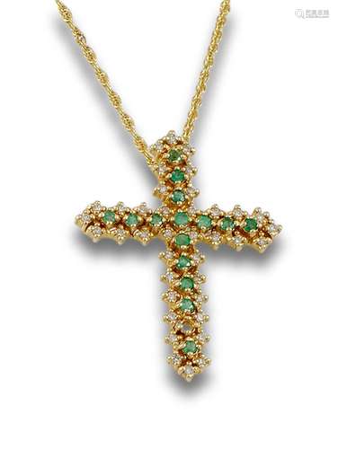 18 kt yellow gold cross pendant.