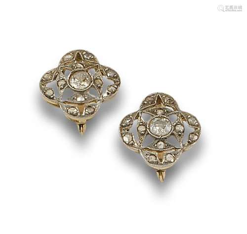 Antique 18 kt yellow gold lobed earrings.