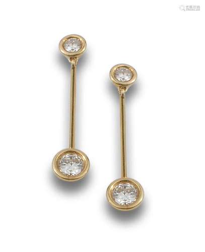 Long 18 kt yellow gold earrings.