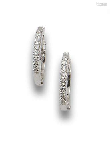 18 kt white gold creole earrings.