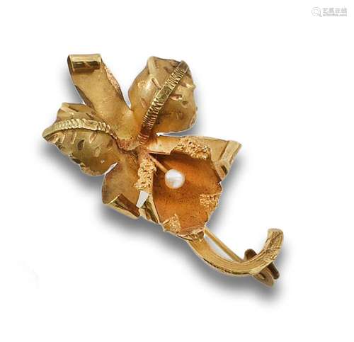 18 kt yellow gold flower brooch.