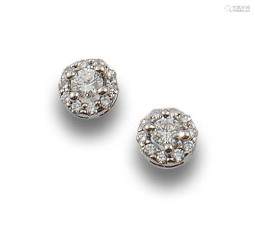 18 kt white gold flower earrings.