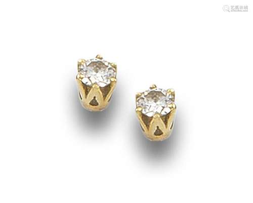 18 kt yellow gold sleeper earrings.