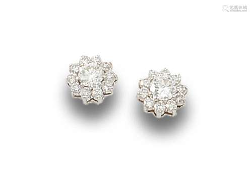 18 kt white gold flower earrings.