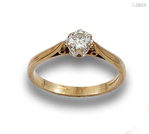 18 kt yellow gold solitaire ring.