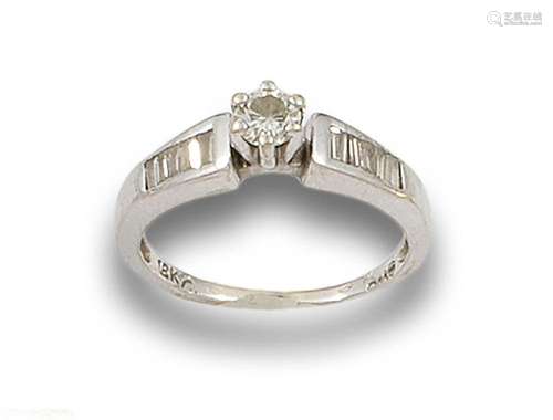 18 kt white gold solitaire ring.