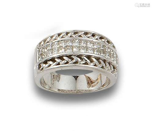 18 kt white gold ring.