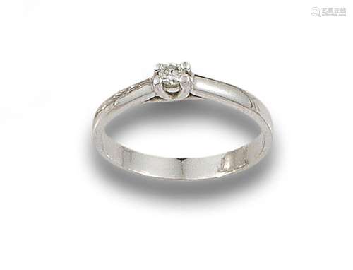 18 kt white gold solitaire ring.