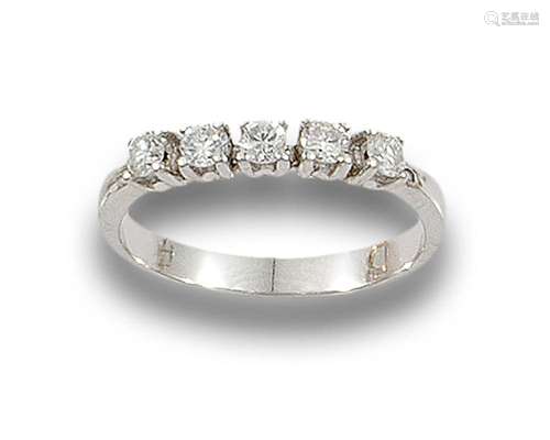 Cinquillo ring in 18 kt white gold.