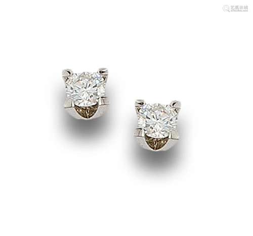 18 kt white gold sleeper earrings.