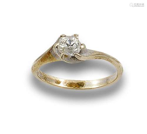 18 kt yellow gold solitaire ring.