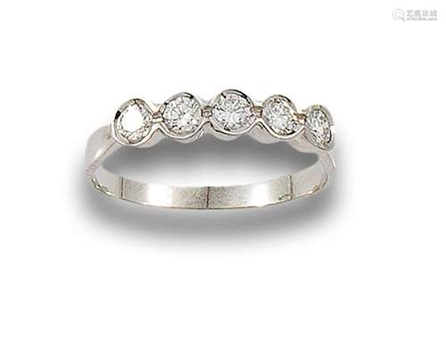 Cinquillo ring in 18 kt white gold.