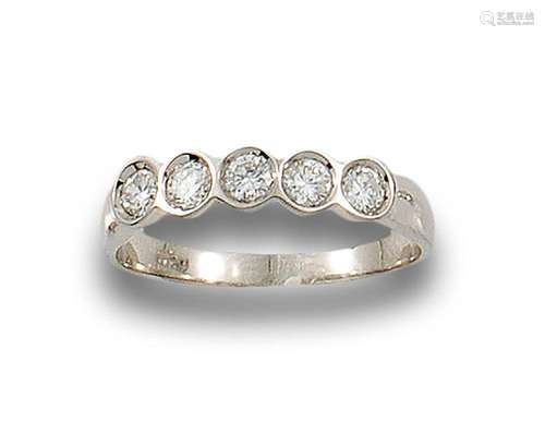 cinquillo ring in 18 kt white gold.