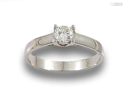 18 kt white gold solitaire ring.