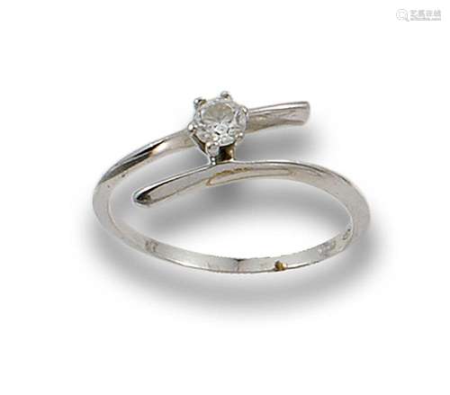 18 kt white gold solitaire ring.