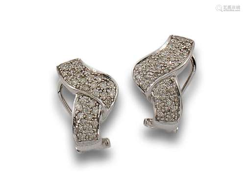 18 kt white gold half creole earrings.