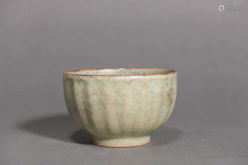 A Longquan kiln porcelain bowl