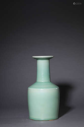 A Longquan kiln porcelain vase