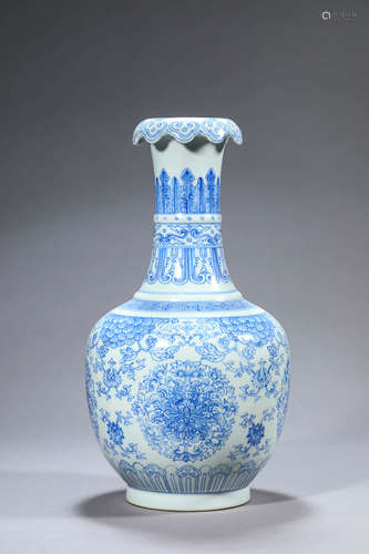 A blue and white flower porcelain vase