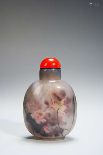 A lotus painted agate snuff bottle