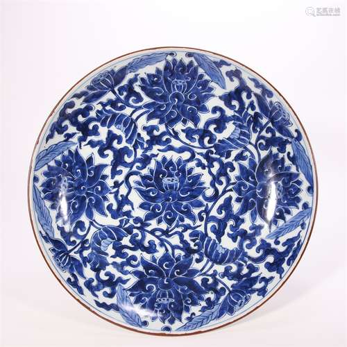 A blue and white interlocking flower porcelain plate