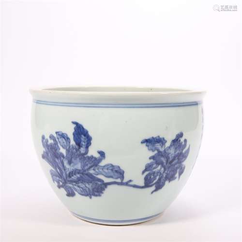 An inscribed blue and white flower porcelain vat