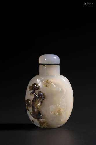 A carved agate snuff bottle