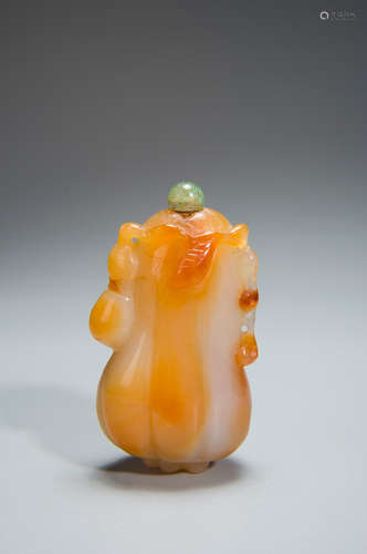 A carved agate gourd-shaped snuff bottle