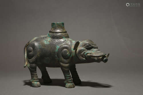 A bronze elephant shaped zun