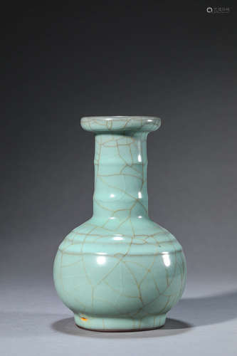 A Guan kiln porcelain vase