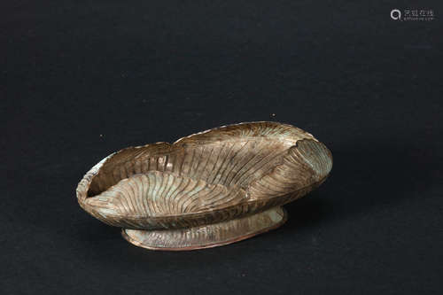 A gilding silver lotus leaf shaped brush washer