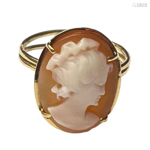 Bague en or jaune 18 ct ornée d'un profil féminin en caméeTa...