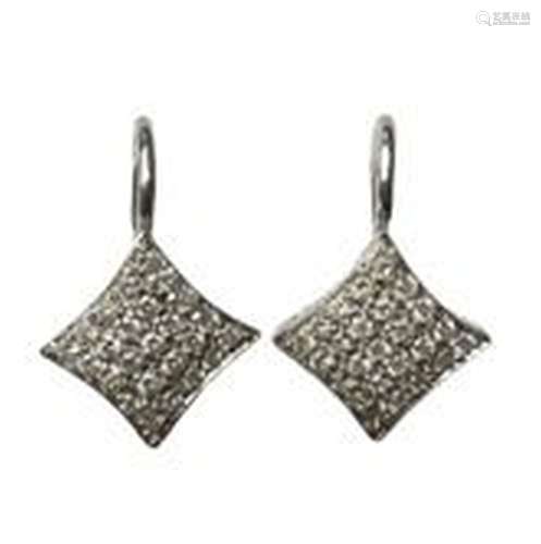 Boucles d'oreilles dormeuses en or gris 18 ct, chacune ornée...