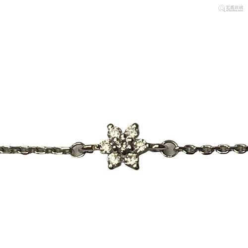 Bracelet en or gris 18 ct ornée de trois petites fleurs étoi...