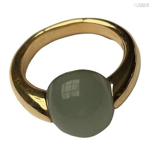 Bague en or jaune 18 ct ornée d'un jade vert ovoide, dans le...