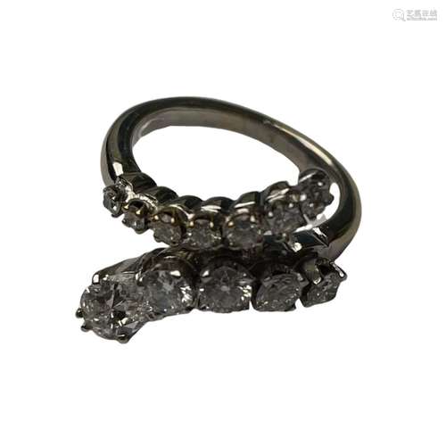 Bague en or gris 18 ct styilisant un serpent ornée de 12 dia...