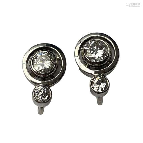 Boucles d'oreilles dormeuses en or gris 18 ct, chacune ornée...