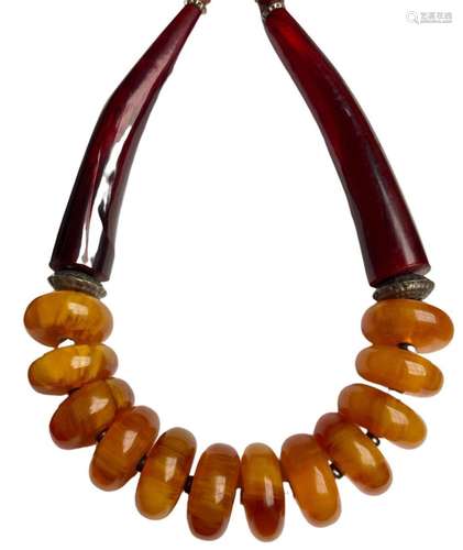 Important collier en bois brun-rouge et cercles en ambre Lon...