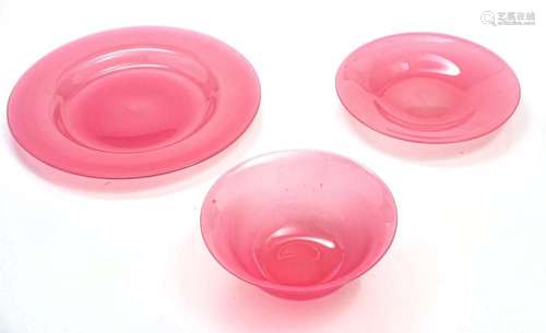 STEUBEN ROSALINE GLASS PLATES AND BOWL, 3 PCS. DIA 5.25"...