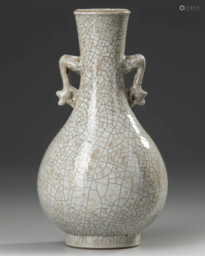 A CHINESE CRACKLE-GLAZED VASE 19TH-20TH CENTURY