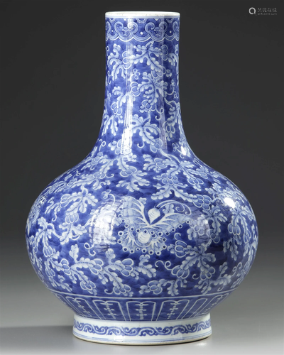 A CHINESE BLUE AND WHITE BOTTLE VASE 19TH/20TH CENTURY